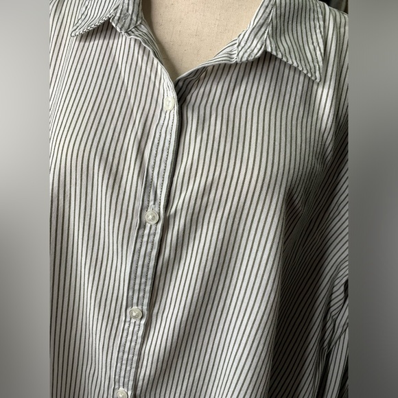 3/$20 Gloria Vanderbilt Button Up Collar
Roll Tab Long Sleeve Shirt Size XL - Picture 2 of 15